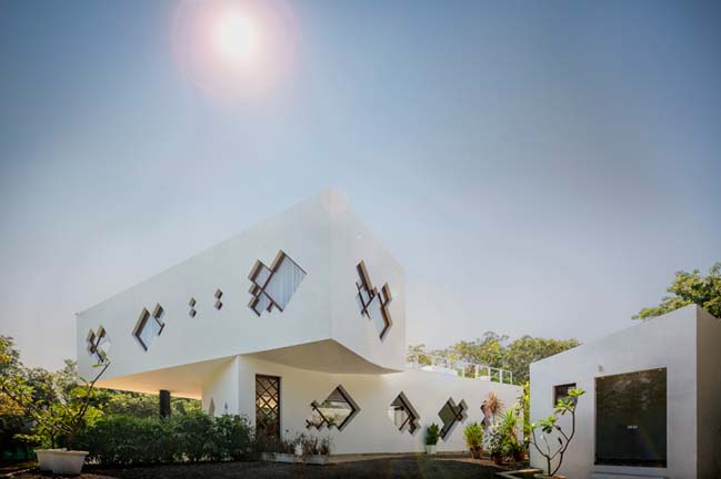 Tomoe villa in India by Note-D