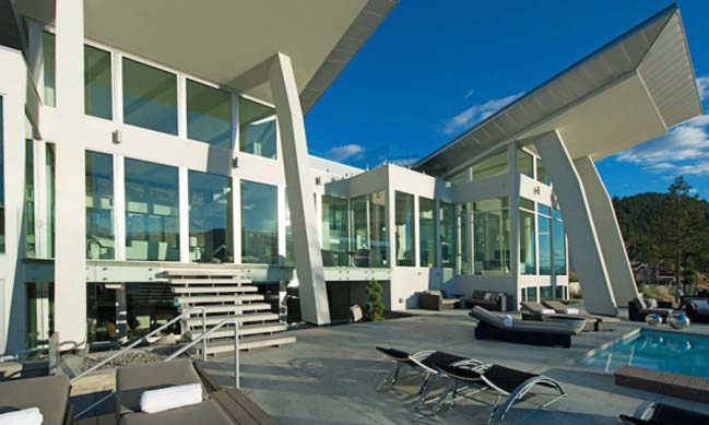 Ultramodern and luxury villa by lake