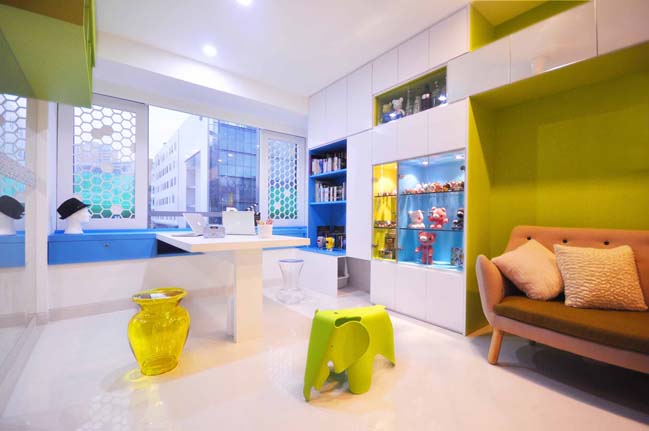 Colorful apartment in Singapore by HUE D