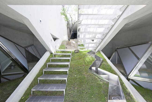 Blooming House by IROJE KHM Architects