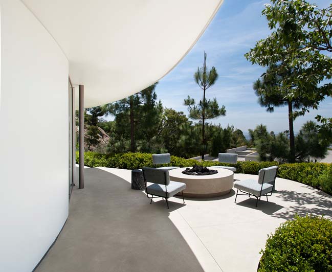 Luxury villa with curved wall in Beverly Hills
