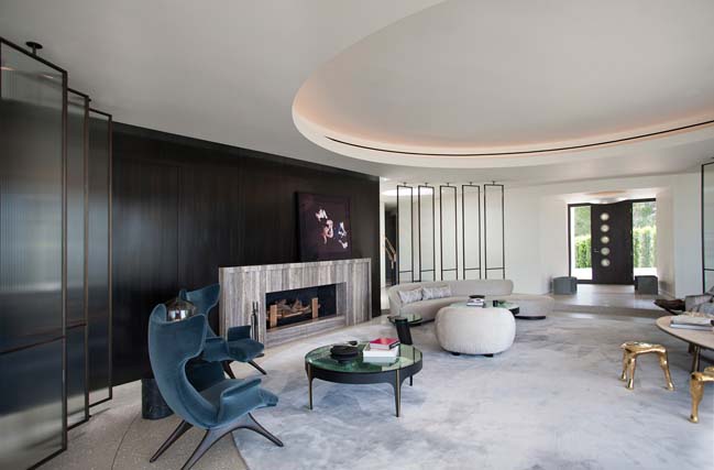 Luxury villa with curved wall in Beverly Hills
