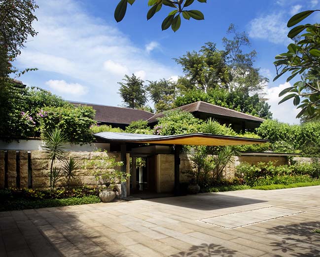 Tanglin Hill: Luxury villa by Guz Architects