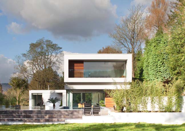 White Lodge: Modern villa by Dyer Grimes Architects