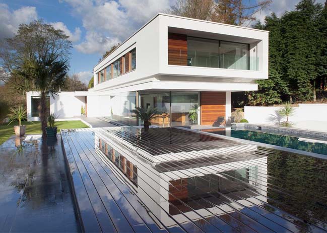 White Lodge: Modern villa by Dyer Grimes Architects