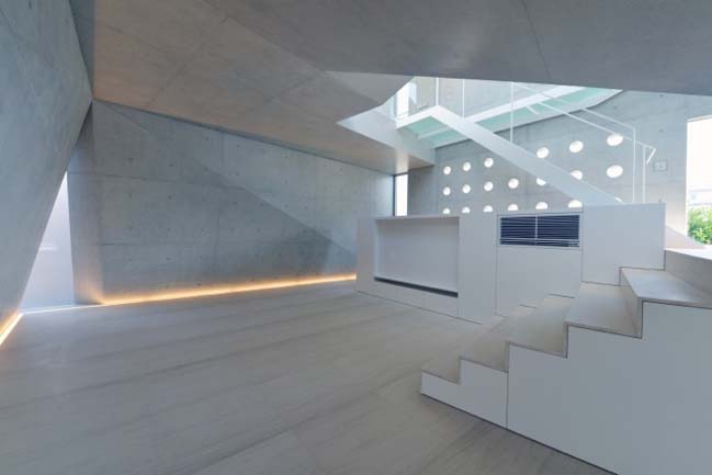 Futuristic concrete townhouse by fuse-atelier