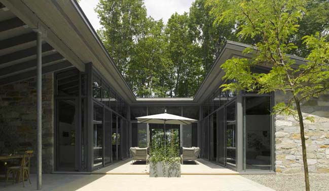 Bromont house by Paul Bernier Architecte