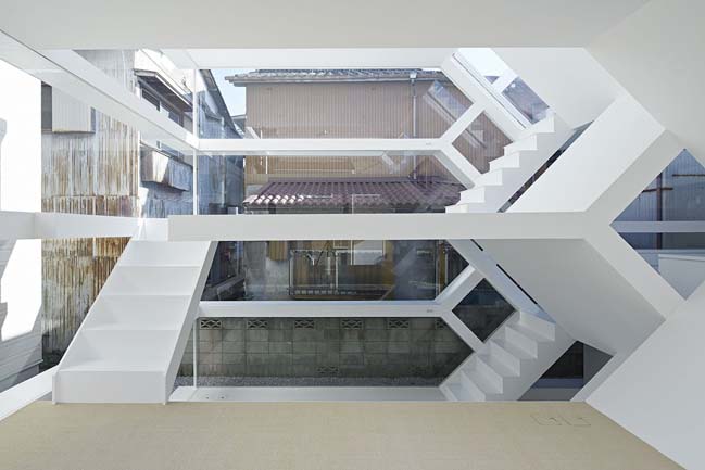 S House: Modern glass townhouse by Yuusuke Karasawa