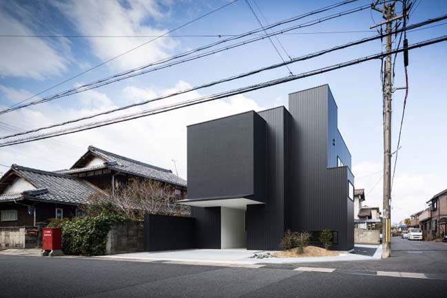 Black modern townhouse by Kouichi Kimura Architects