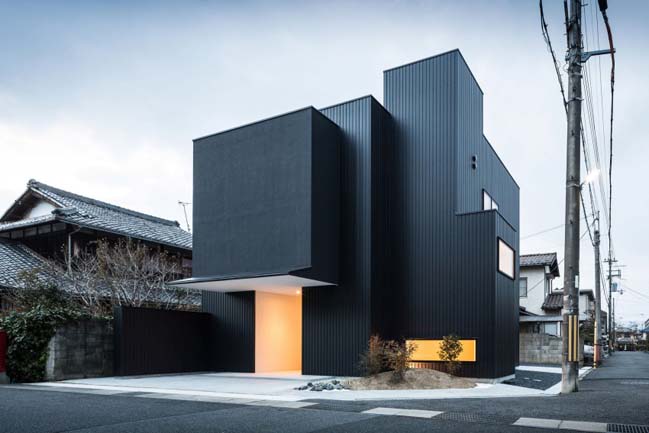 Black modern townhouse by Kouichi Kimura Architects