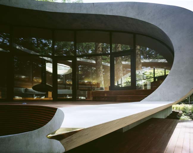 Shell shaped house by Artechnic Architects
