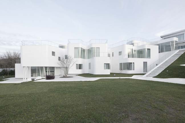 Elegant white house by Dosis De Arquitectura