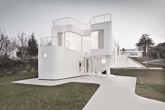 Elegant white house by Dosis De Arquitectura