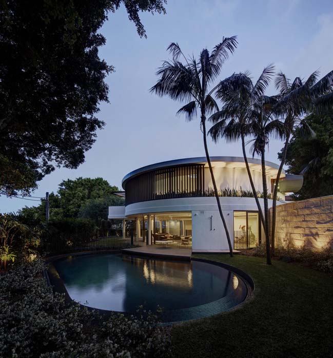 Hill house with circular structure by Tzannes Associates