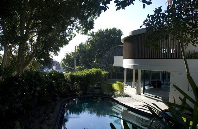 Hill house with circular structure by Tzannes Associates