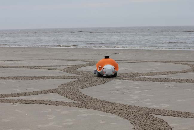 BeachBot - Autonomous robot create sand art