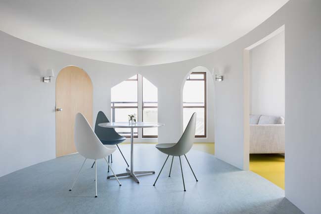 Apartment renovation with curving walls by MAMM Design