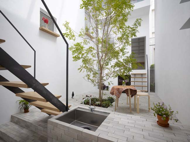 Modern townhouse with central courtyard