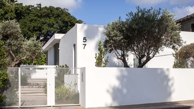 White modern house by Blatman-Cohen Architecture Design