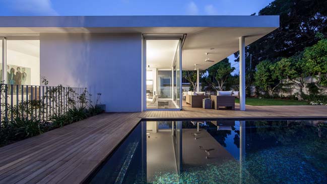 White modern house by Blatman-Cohen Architecture Design