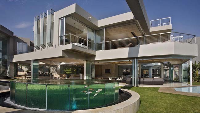 Glass house by Nico Van Der Meulen Architects