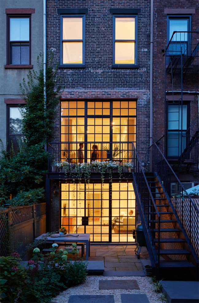 Carroll Gardens Townhouse by Lang Architecture
