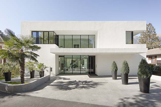 Luxury villa by Monovolume Architecture + Design