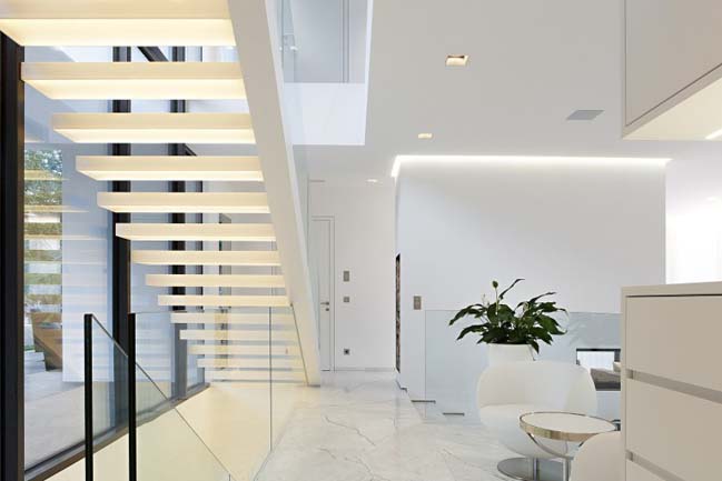 Luxury villa by Monovolume Architecture + Design