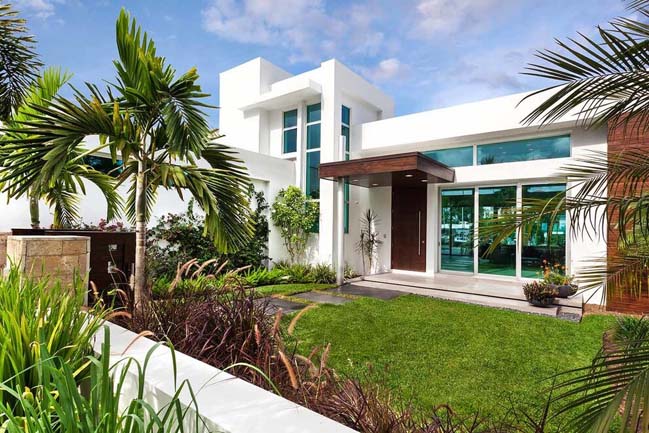 Waterfront modern villa by In-Site Design Group
