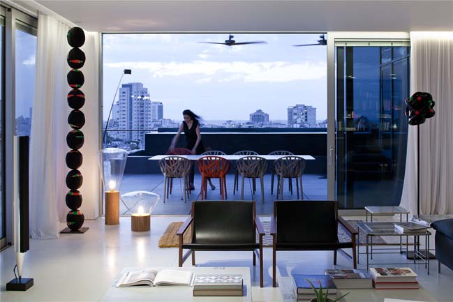 Transparent penthouse by Pitsou Kedem Architect