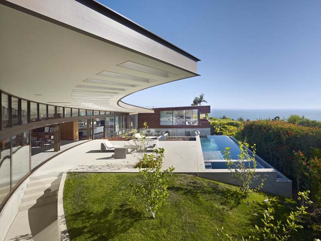 Dream house with curved walls in Los Angeles