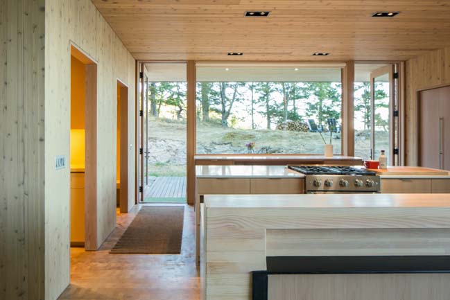 Lone Madrone: Retreat house by Heliotrope