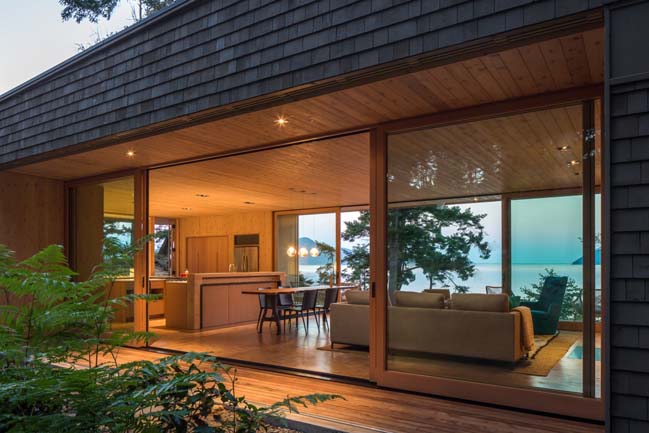 Lone Madrone: Retreat house by Heliotrope