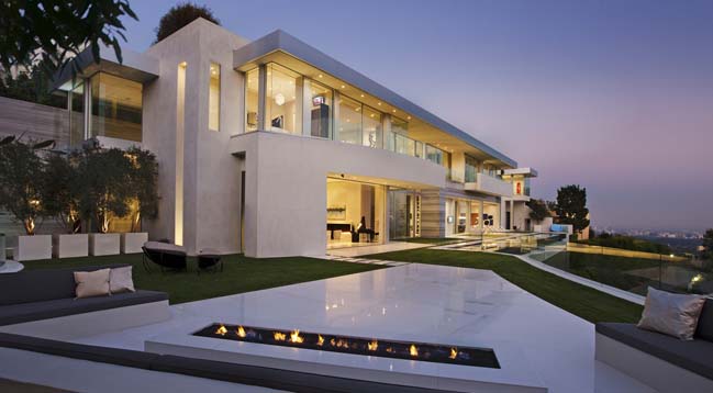 Luxury villa with a circular court in Los Angeles