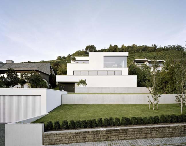 White modern villa by Steimle Architekten