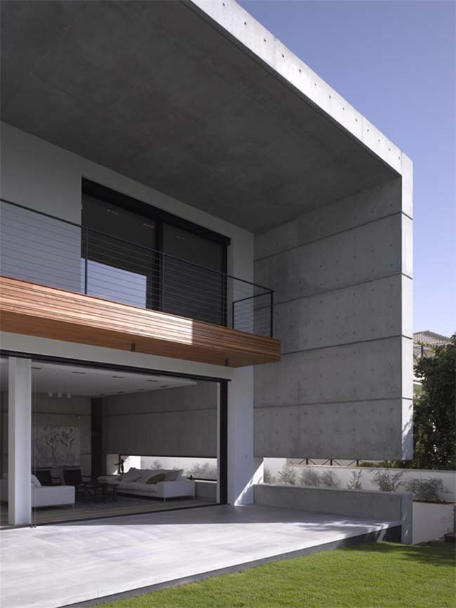 Concrete house by Pitsou Kedem Architect
