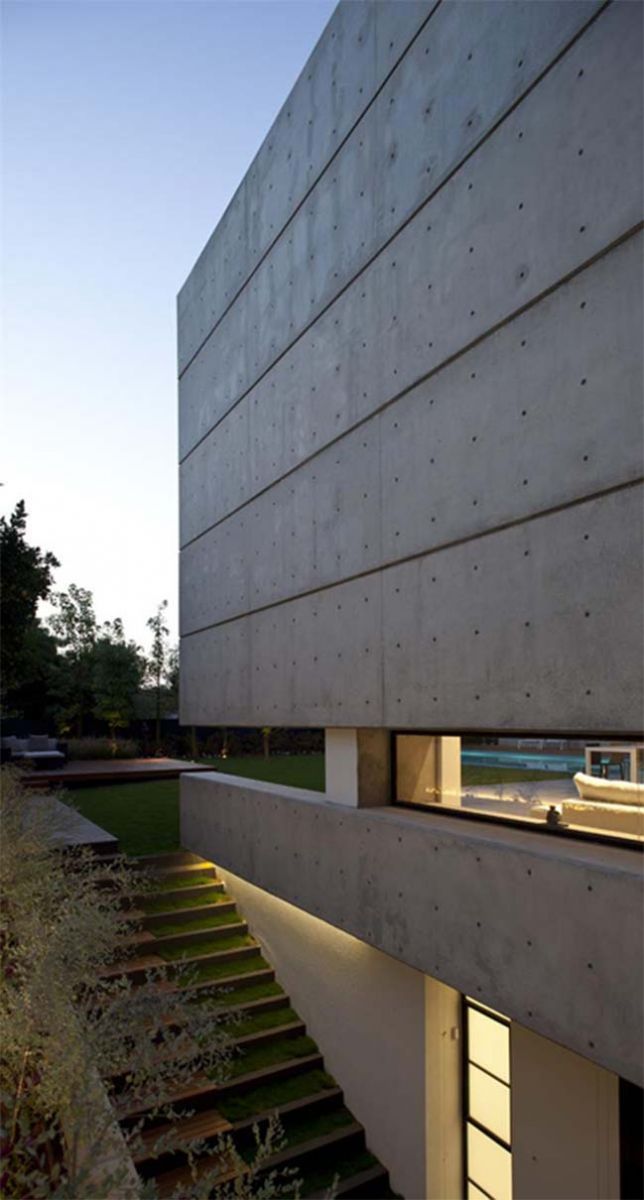 Concrete house by Pitsou Kedem Architect