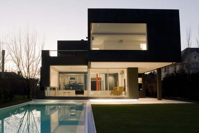 Black house for a young couple in Argentina