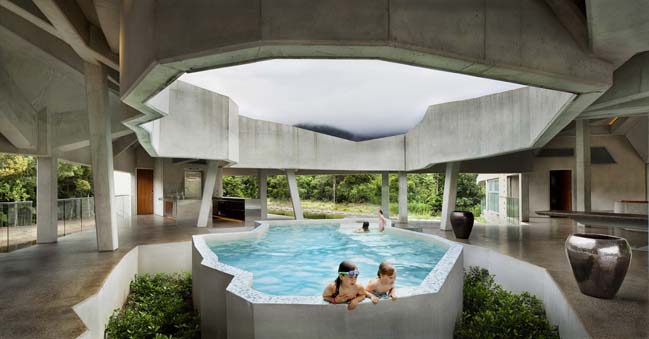 Amazing concrete house by Charles Wright Architects