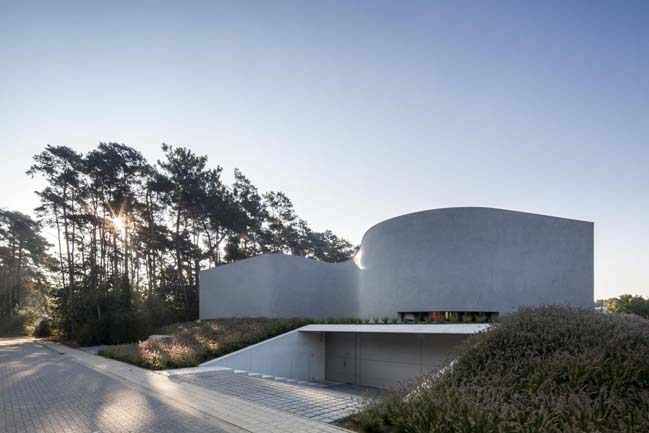 Modern villa with curved walls by OOA