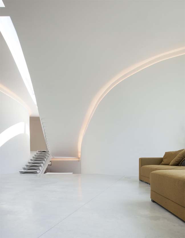 Modern villa with curved walls by OOA