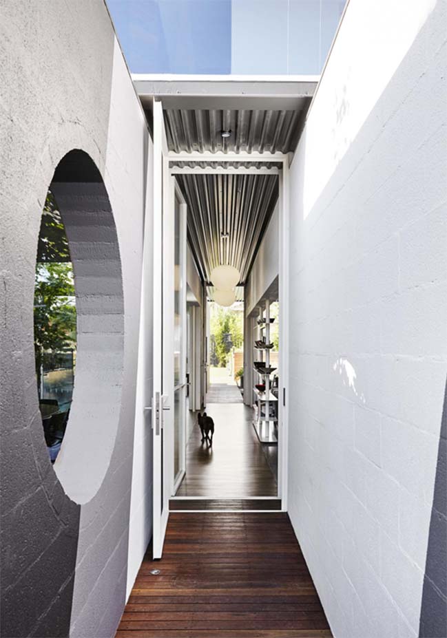 THAT House: Contemporary two storey house in Australia