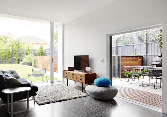 THAT House: Contemporary two storey house in Australia