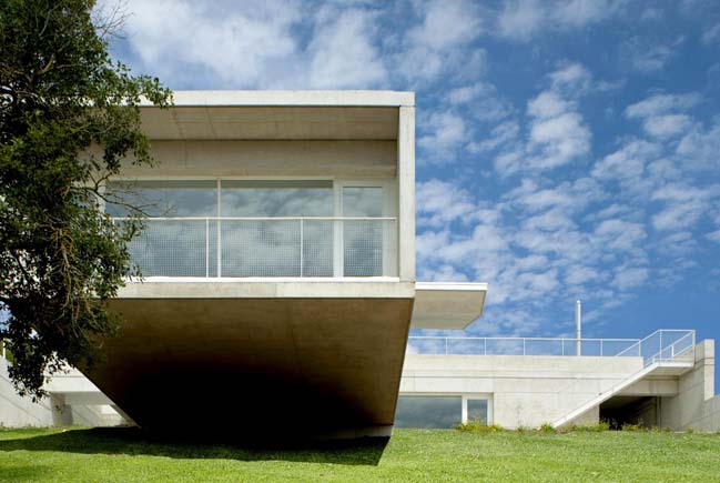 Concrete house with floating structure and roof garden
