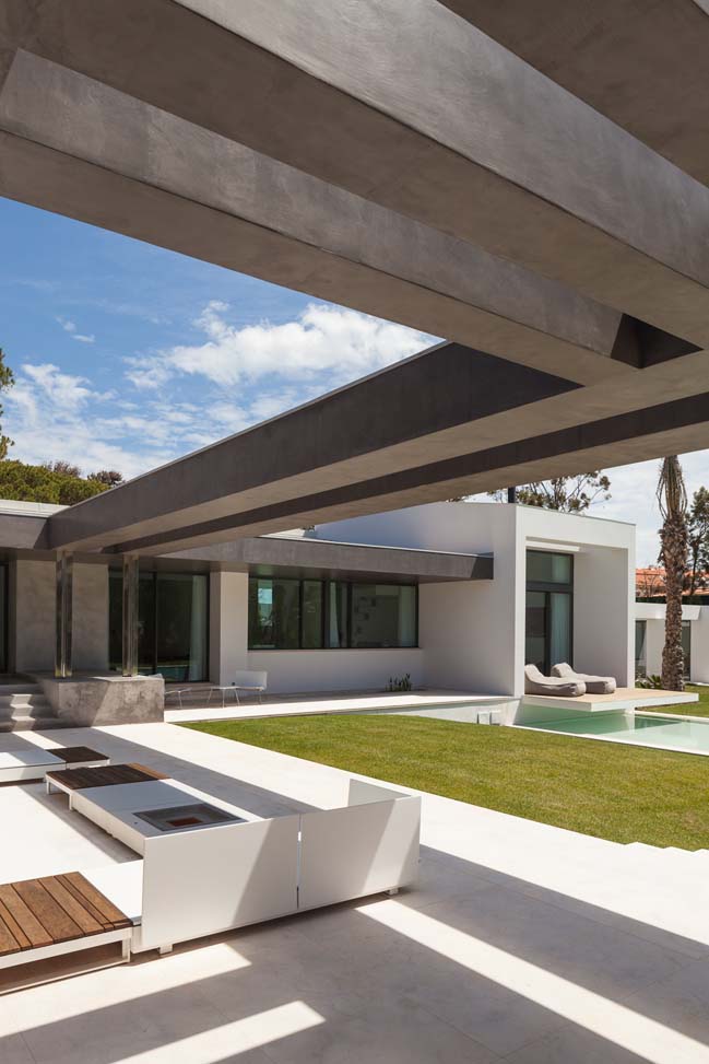 Modern villa in Cascais by Fragmentos