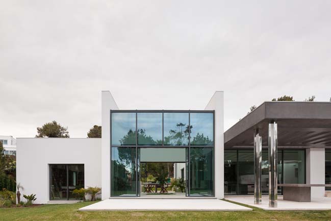 Modern villa in Cascais by Fragmentos