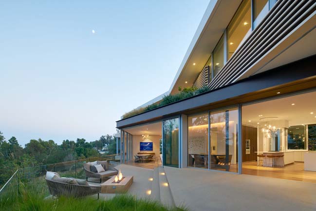 Modern three-story house in Los Angeles by Belzberg Architects