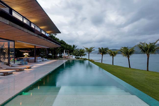 Video: Dream house on island in Brazil by Jacobsen Arquitetura