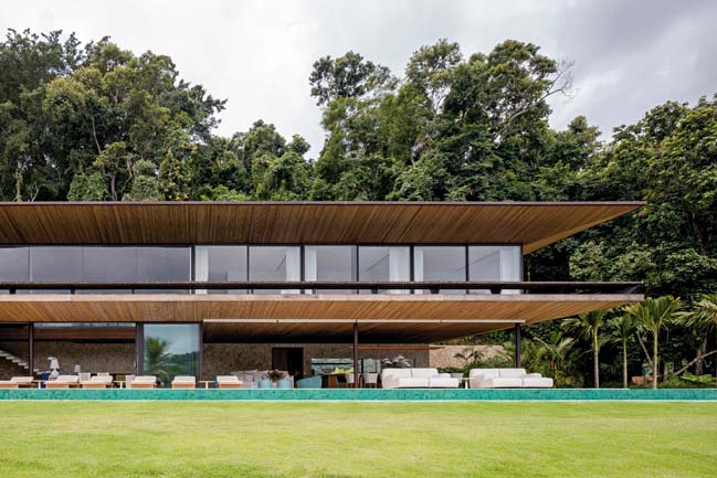 Video: Dream house on island in Brazil by Jacobsen Arquitetura
