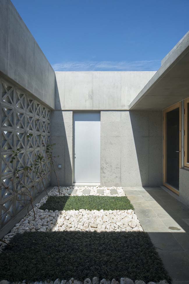 Villa in Yoron by Case-Real